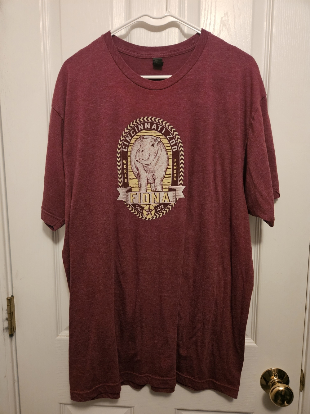 🎉 3 Items/$15 🎉 Men's Fiona The Hippo (Cincinnati Zoo) Maroon Graphic Tee